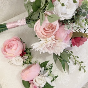 Rózsaszín és fehér laza selyemvirág menyasszonyi szett, csokor, hajdísz és kitűző, Esküvő, Menyasszonyi- és dobócsokor, Virágkötés, MESKA