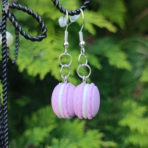 Lila macaron fülbevaló - ékszer - fülbevaló - lógó fülbevaló - Meska.hu