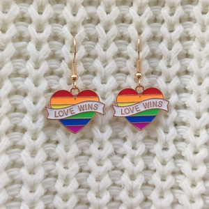 Szivárvány fülbevaló LOVE WINS felirattal - Meska.hu