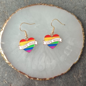 Szivárvány fülbevaló LOVE WINS felirattal - ékszer - fülbevaló - lógó fülbevaló - Meska.hu