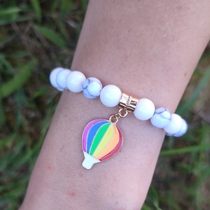 Szivárvány karkötő kagylógyönggyel és szintetikus howlittal - ékszer - karkötő - charm karkötő - Meska.hu