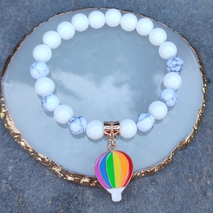 Szivárvány karkötő kagylógyönggyel és szintetikus howlittal - ékszer - karkötő - charm karkötő - Meska.hu