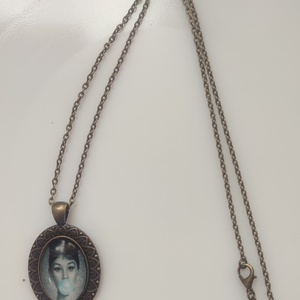 Audrey Hepburn bronz színű nyaklánc - ékszer - nyaklánc - medálos nyaklánc - Meska.hu
