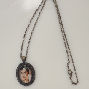 Audrey Hepburn bronz színű nyaklánc - ékszer - nyaklánc - medálos nyaklánc - Meska.hu