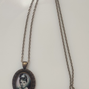 Audrey Hepburn bronz színű nyaklánc - ékszer - nyaklánc - medálos nyaklánc - Meska.hu