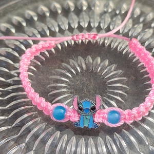 Rózsaszín Stitch makramé karkötő - ékszer - karkötő - fonott karkötő - Meska.hu