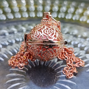 Virágos rosegold angyalhívó nyaklánc - ékszer - nyaklánc - hosszú nyaklánc - Meska.hu