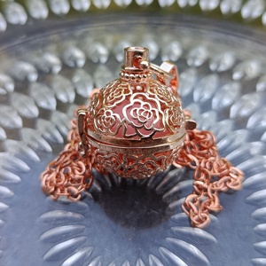 Virágos rosegold angyalhívó nyaklánc - Meska.hu