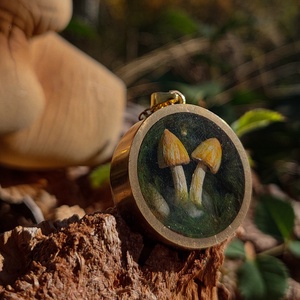 Gomba motívumos, kézzel készült epoxy és réz nyaklánc - ékszer - nyaklánc - medálos nyaklánc - Meska.hu