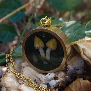 Gomba motívumos, kézzel készült epoxy és réz nyaklánc - ékszer - nyaklánc - medálos nyaklánc - Meska.hu