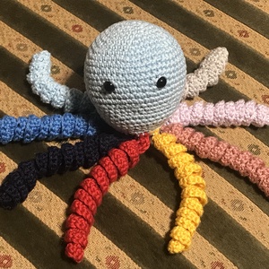 Korip- Amigurumi horgolt polip kisfiús színben, Játék & Sport, Baba & babaház, Baba, Baba-és bábkészítés, Horgolás, MESKA