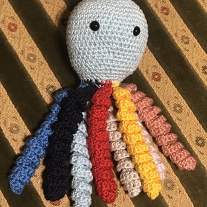 Korip- Amigurumi horgolt polip kisfiús színben - játék & sport - baba & babaház - baba - Meska.hu