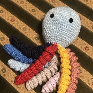 Korip- Amigurumi horgolt polip kisfiús színben - játék & sport - baba & babaház - baba - Meska.hu
