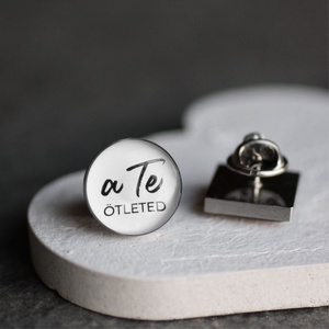 EGYEDI orvosi acél KITŰZŐ, HAJTÓKADÍSZ, személyre szabott ajándék - Meska.hu