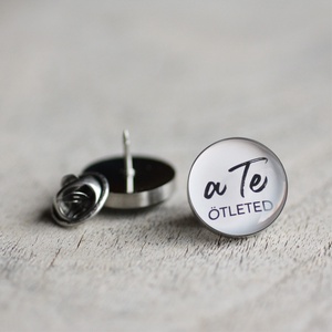 EGYEDI orvosi acél KITŰZŐ, HAJTÓKADÍSZ, személyre szabott ajándék - ékszer - kitűző és bross - Meska.hu