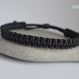 BASIC fekete karkötő, Ékszer, Karkötő, Fonott karkötő, Ékszerkészítés, Csomózás, Ha nem szeretnél semmilyen díszt vagy gyöngyöt egy fonott karkötőre, annak sincs akadálya. Íme egy ..., MESKA