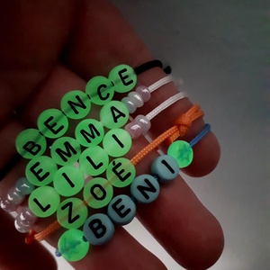 Foszforeszkáló MANÓkarkötő  (neves gyerek karkötők) (1 db) - ékszer - karkötő - gyöngyös karkötő - Meska.hu