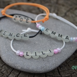 Foszforeszkáló MANÓkarkötő  (neves gyerek karkötők) (1 db) - ékszer - karkötő - gyöngyös karkötő - Meska.hu