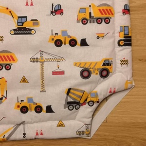 Bélelt lepedő óvodai kiságyra 100% pamutból! Sárga munkagépes -  - Meska.hu