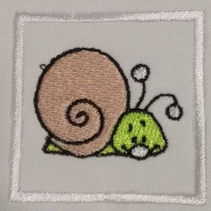 Csiga fiúknak felvarrható, hímzett ovis jel több méretben, Játék & Sport, Ovis felszerelés, Óvodai jelek, Varrás, Hímzés, MESKA