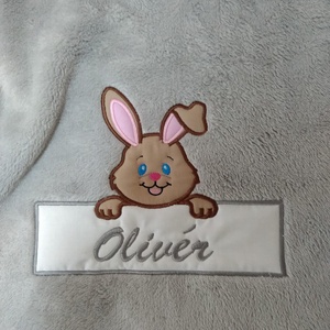 Nyuszis névtáblás hímzett Bébi pléd/takaró - Wellsoft (Cosy Fleece) - otthon & életmód - babaszoba, gyerekszoba - Meska.hu