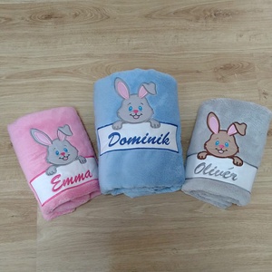 Nyuszis névtáblás hímzett Bébi pléd/takaró - Wellsoft (Cosy Fleece) - Meska.hu
