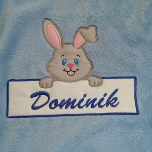 Nyuszis névtáblás hímzett Bébi pléd/takaró - Wellsoft (Cosy Fleece) - otthon & életmód - babaszoba, gyerekszoba - Meska.hu