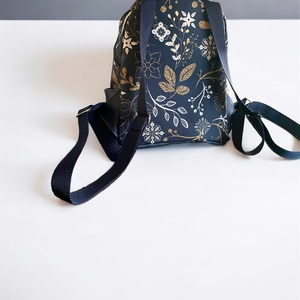 Cuki hátizsák gyönyörű virágmotívummal  - táska & tok - hátizsák - kishátizsák - Meska.hu