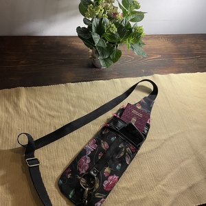 Utazásra, repülőtérre, akár kabát alá felvehető slingbag - táska & tok - kézitáska & válltáska - tarisznya - Meska.hu