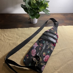 Utazásra, repülőtérre, akár kabát alá felvehető slingbag - Meska.hu