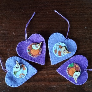 Lila filc szívek madárral, Otthon & Életmód, Dekoráció, Fali és függő dekoráció, Függődísz, Varrás, Akasztható polyfilc szívek 2 rétegben varrva, kézzel, pelenkaöltéssel. Az egyik oldalán egy kis ősz..., MESKA