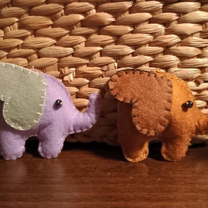 Apró elefánt pár szívecskékkel - otthon & életmód - dekoráció - fali és függő dekoráció - függődísz - Meska.hu