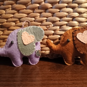 Apró elefánt pár szívecskékkel - otthon & életmód - dekoráció - fali és függő dekoráció - függődísz - Meska.hu