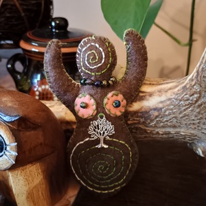 Vénusz figura (barna, fa dísszel) - Meska.hu