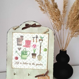Fali kulcstartó/ékszertartó - Life is better in the garden, Otthon & Életmód, Dekoráció, Fali és függő dekoráció, Fali kulcstartó, Decoupage, transzfer és szalvétatechnika, Festett tárgyak, MESKA