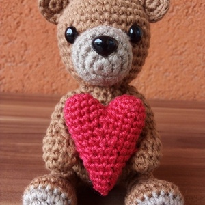 Horgolt maci szívvel Valentin napra -  - Meska.hu