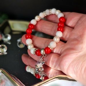 Tejszín jáde, festett piros jáde, kagylógyöngy karkötő  - ékszer - karkötő - ásványkarkötő - Meska.hu