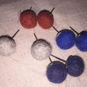 Bogyós bedugós fülbevalók, 4pár, Ékszer, Fülbevaló, Pötty fülbevaló, Ékszerkészítés, Nemezelés, MESKA