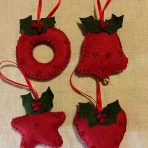 Filc karácsonyfa díszek magyal levéllel - karácsony - karácsonyi lakásdekoráció - karácsonyfadíszek - Meska.hu
