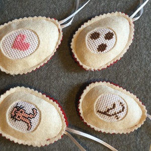 Filc húsvéti tojások keresztszemes hímzéssel, Ünnepi díszek, dekorációk, Húsvéti díszek és dekorációk, Húsvéti tojás, hímestojás, Hímzés, Varrás, MESKA