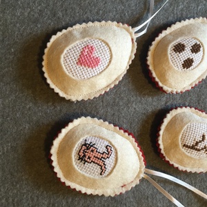 Filc húsvéti tojások keresztszemes hímzéssel - ünnepi díszek, dekorációk - húsvéti díszek és dekorációk - húsvéti tojás, hímestojás - Meska.hu