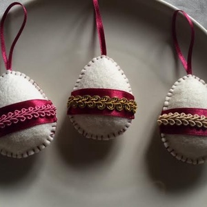 Sujtással díszített filc húsvéti tojások - otthon & életmód - dekoráció - fali és függő dekoráció - függődísz - Meska.hu