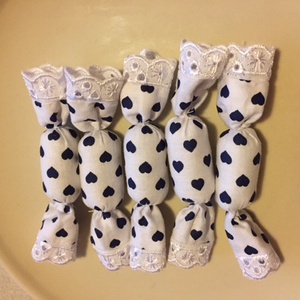 Textil szaloncukor, fehér - kék szivecskés, Karácsony, Karácsonyi lakásdekoráció, Karácsonyfadíszek, Varrás, MESKA