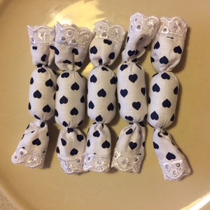 Textil szaloncukor, fehér - kék szivecskés - karácsony - karácsonyi lakásdekoráció - karácsonyfadíszek - Meska.hu