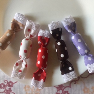 Színes pöttyös textil szaloncukrok, 10db - karácsony - karácsonyi lakásdekoráció - karácsonyfadíszek - Meska.hu