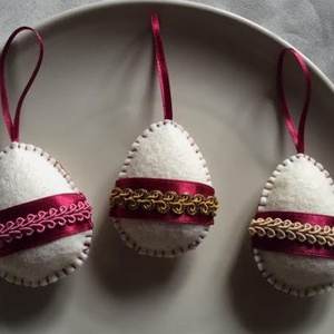 Sujtással díszített filc húsvéti tojások - otthon & életmód - dekoráció - fali és függő dekoráció - függődísz - Meska.hu