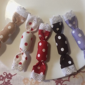 Színes pöttyös textil szaloncukrok, 10db - karácsony - karácsonyi lakásdekoráció - karácsonyfadíszek - Meska.hu