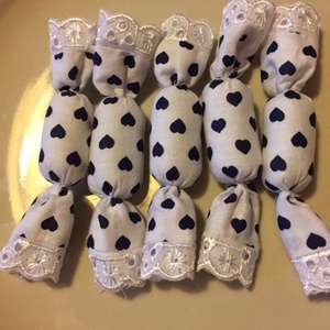 Textil szaloncukor, fehér - kék szivecskés - karácsony - karácsonyi lakásdekoráció - karácsonyfadíszek - Meska.hu