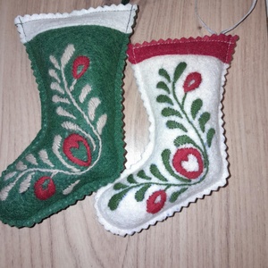 Hímzett csizmák ( kandallódíszek) - Meska.hu