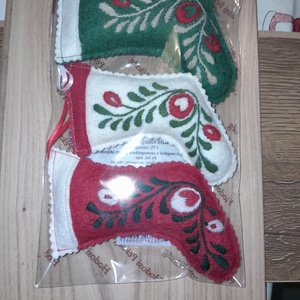 Hímzett csizmák ( kandallódíszek) 3db - karácsony - karácsonyi lakásdekoráció - karácsonyi lakásdíszek - Meska.hu